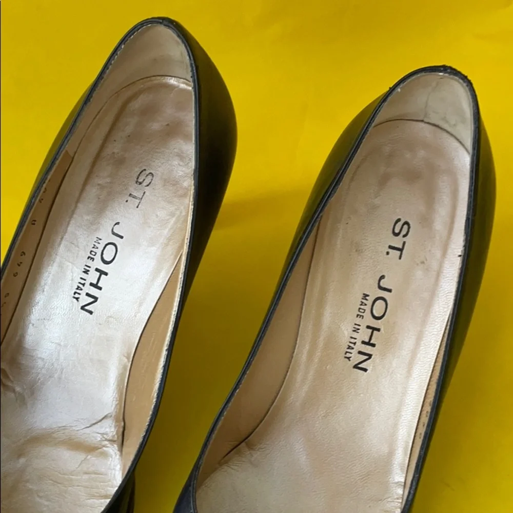Vintage dark blue /gold St.John leather shoes